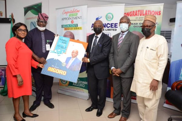 BODY OF HOLGAS PAYS COURTESY CALL ON THE NEW HEAD OF SERVICE.