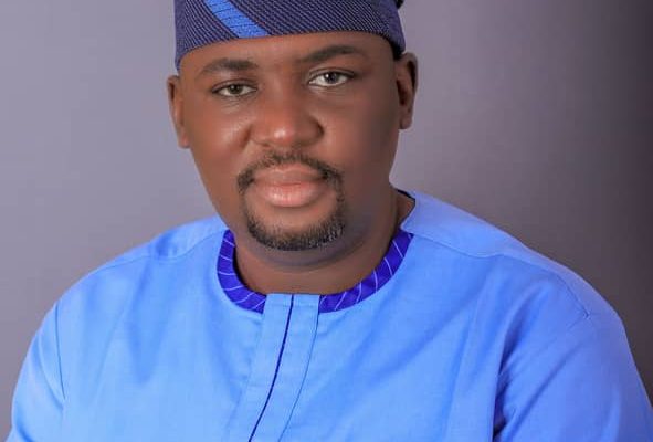 AMB.OGUNSOLA EXTENDS PROJECTS TO OBA WARD PROMISES MORE DEVELOPMENTAL PROJECTS, AMIDST LISABI DAY