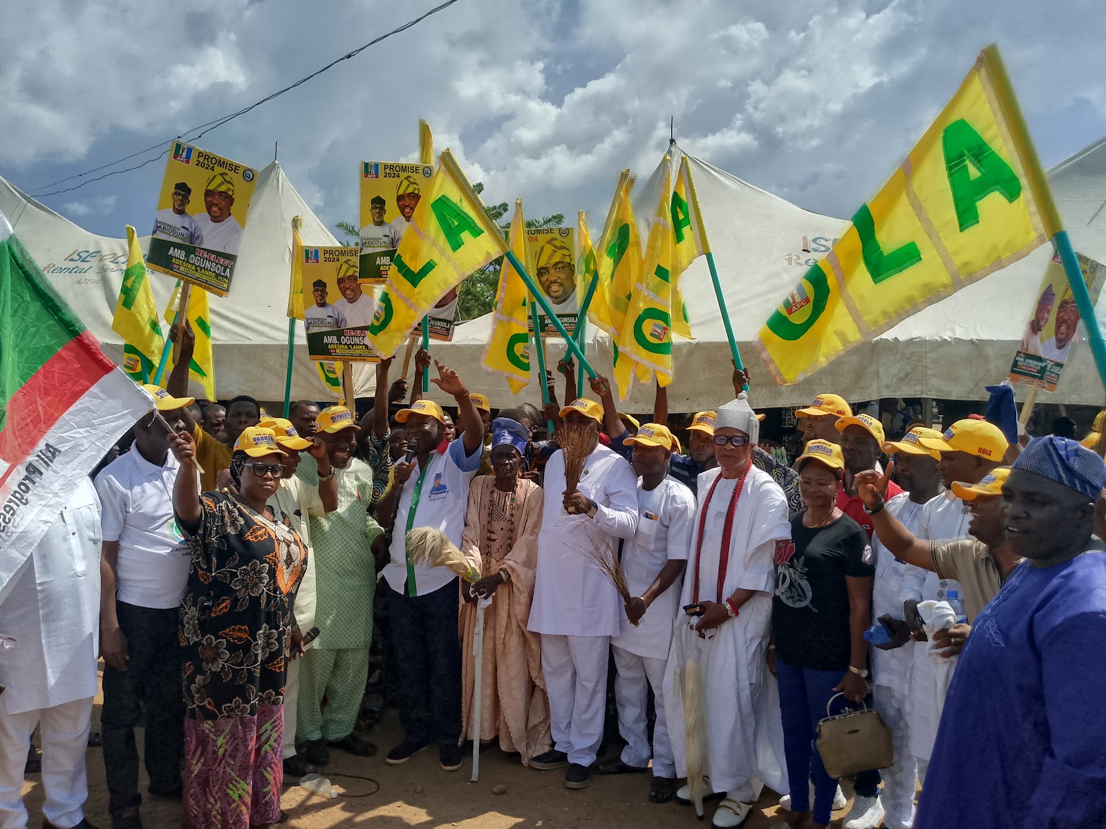 OGUN LG ELECTION: AMB. OGUNSOLA KICK-STARTS WARD-TO-WARD CAMPAIGN, RECEIVES A ROUSING WELCOME