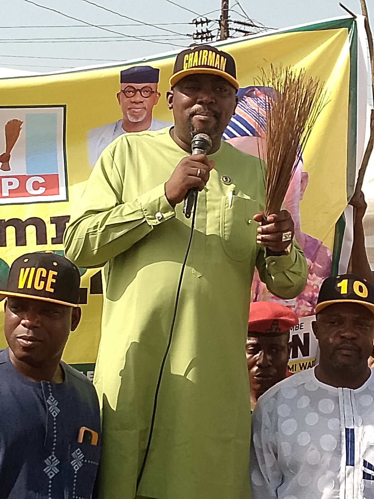 APC CHAIRMANSHIP CANDIDATE, AMB. OGUNSOLA TAKES LG CAMPAIGN TRAIN TO WARD 9, WARD 10, THANKS ELECTORATES, SUPPORTERS