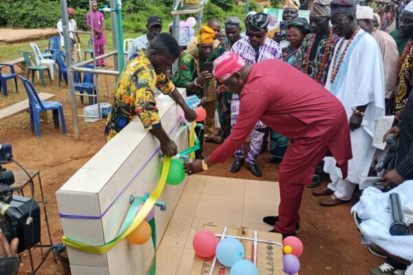 ‎‎‎AMB. OGUNSOLA COMMISSIONS IBU ALUFA WATER PROJECT, BLOCK OF CLASSROOMS AT OWOJO, MOWE, THANKS PRESIDENT TINUBU‎
